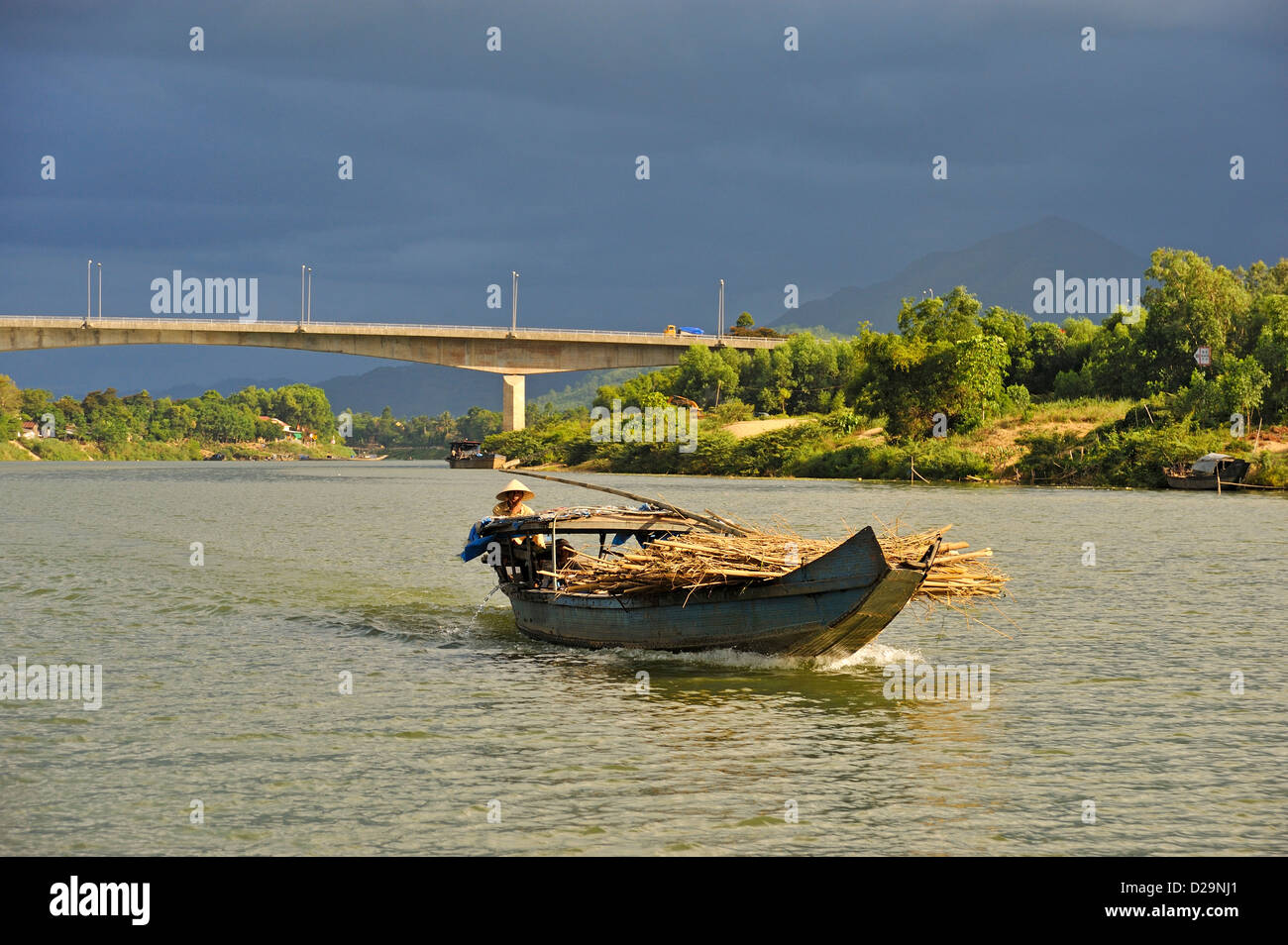 Hue, Vietnam - barca che trasporta legna sul fiume Perfume Foto Stock