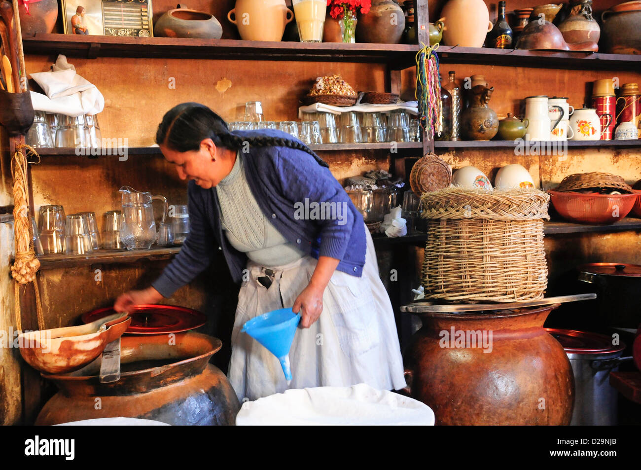 Il Perù, Donna Preparazione chicha (Birra di mais) Foto Stock