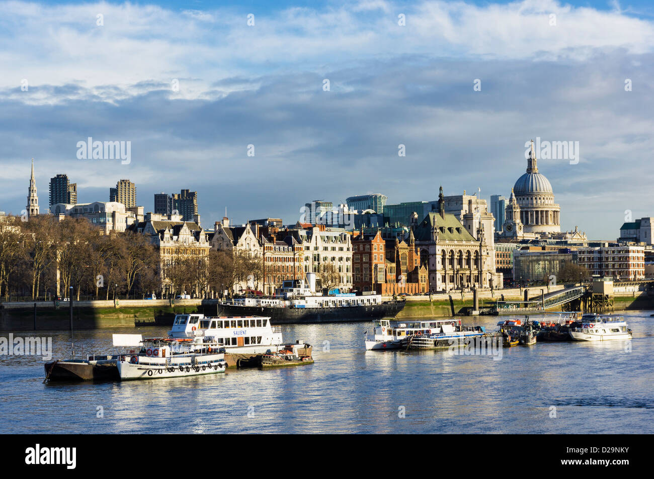 Vista del fiume Thames, London, England, Regno Unito - dalla banca del sud con la Cattedrale di St Paul e barche sul fiume Foto Stock