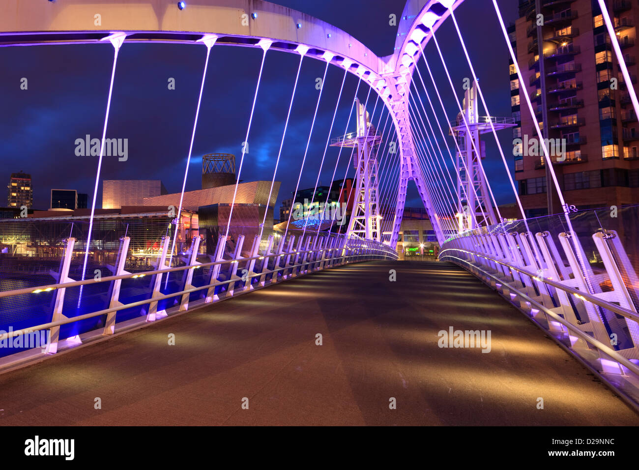 Millennium Bridge Salford Quays Greater Manchester Lancashire Inghilterra al crepuscolo Foto Stock