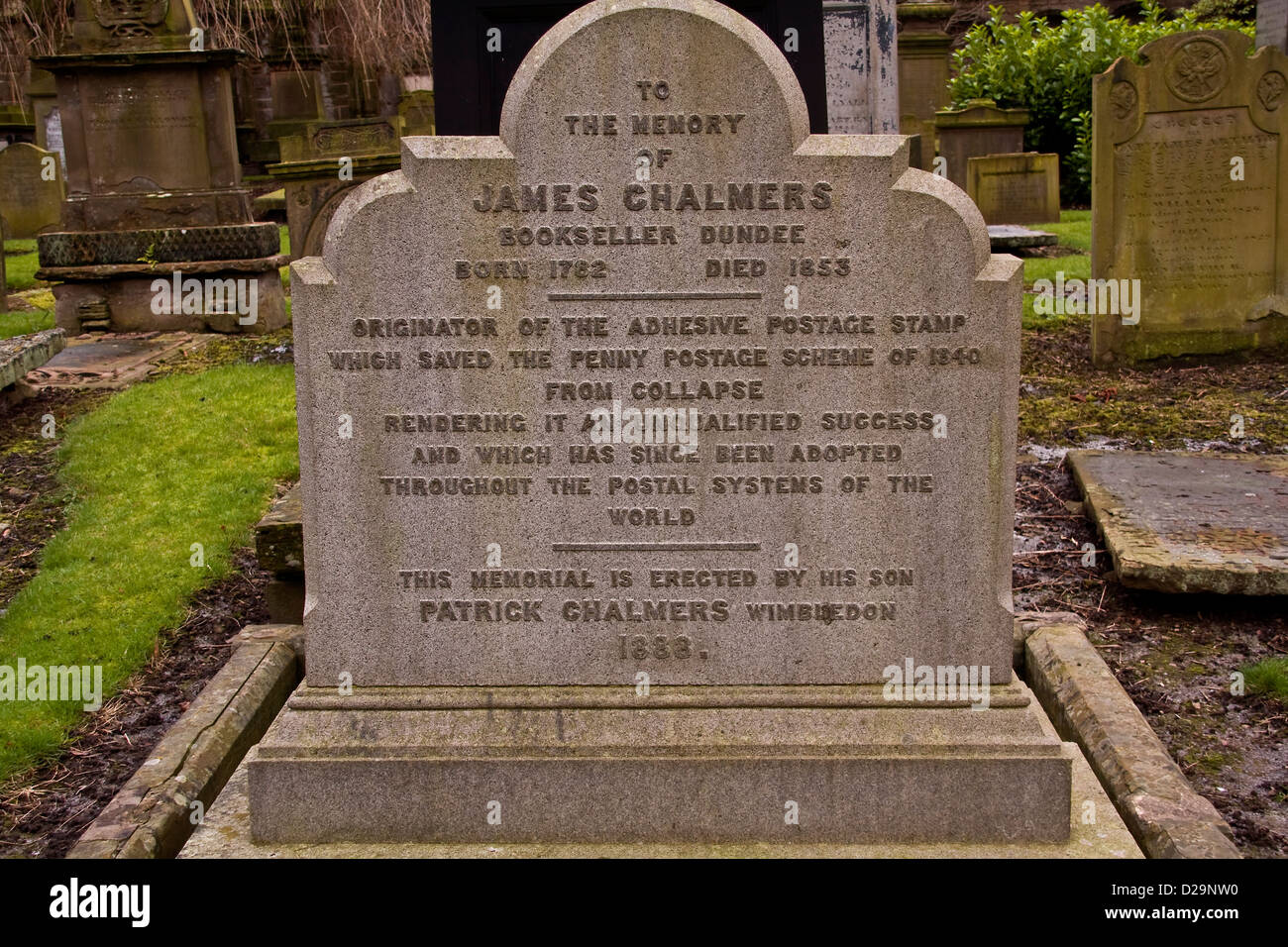 James Chalmers l'ordinante del collante Francobollo lapide eretta al cimitero Howff a Dundee, Regno Unito Foto Stock