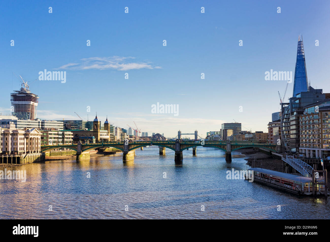 Il Tamigi, Londra, il ponte Southwark sul Tamigi e la città di Londra, Inghilterra, Regno Unito - con lo Shard Foto Stock