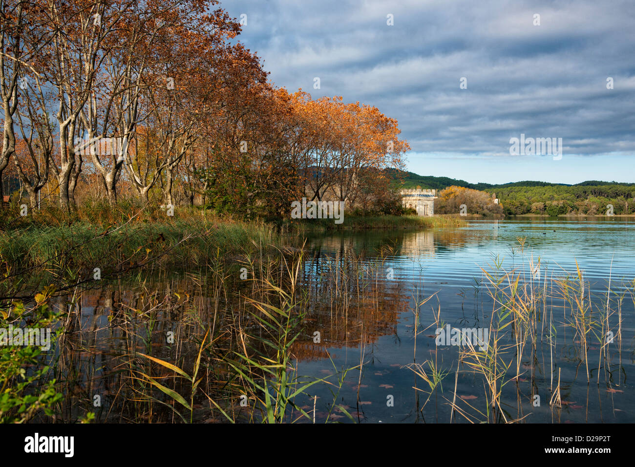 Il paesaggio di un lago circondato da alberi in Autunno colori. Foto Stock
