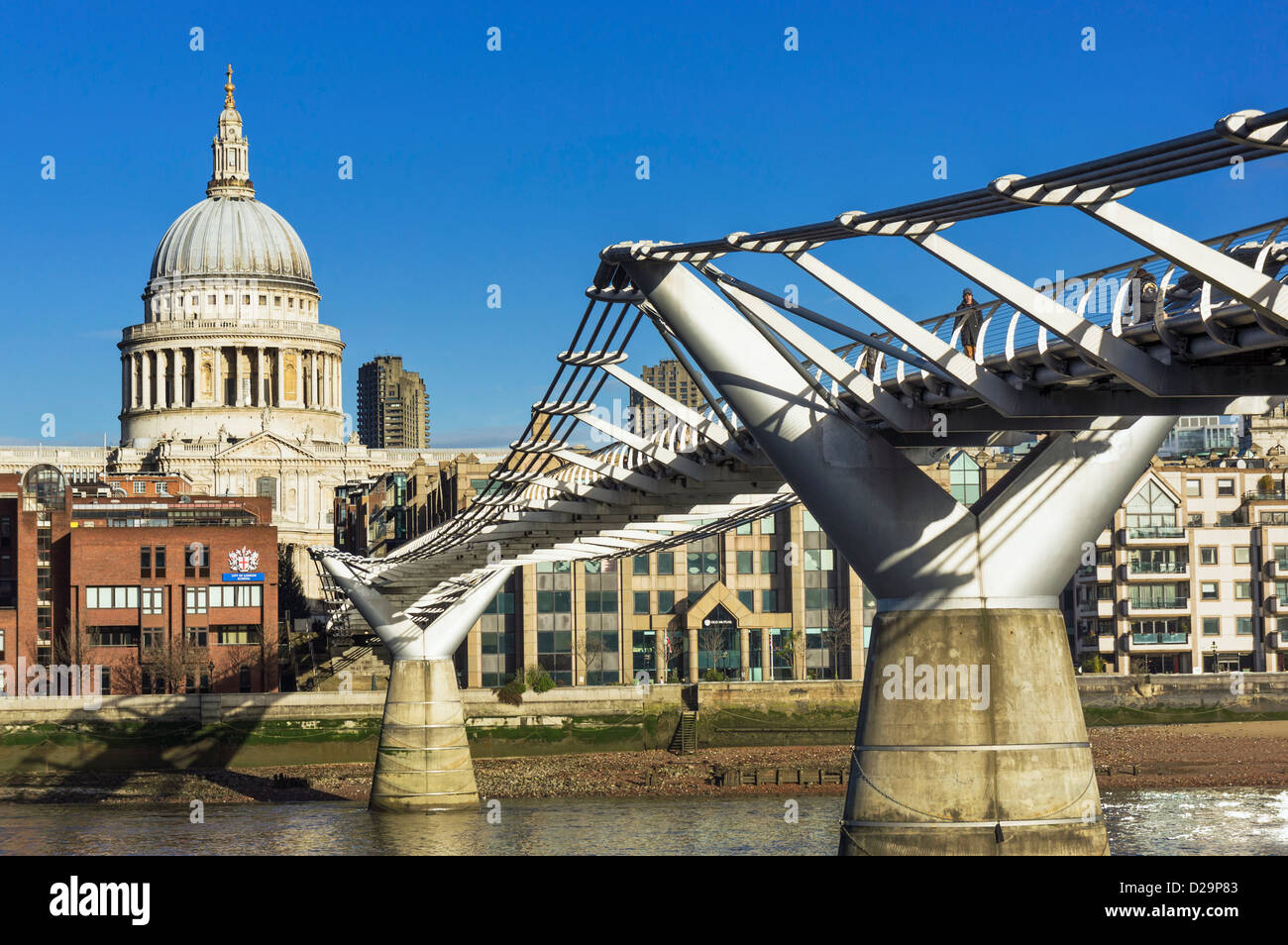 Millennium Bridge con la Cattedrale di St Paul, Londra, Inghilterra, Regno Unito Foto Stock