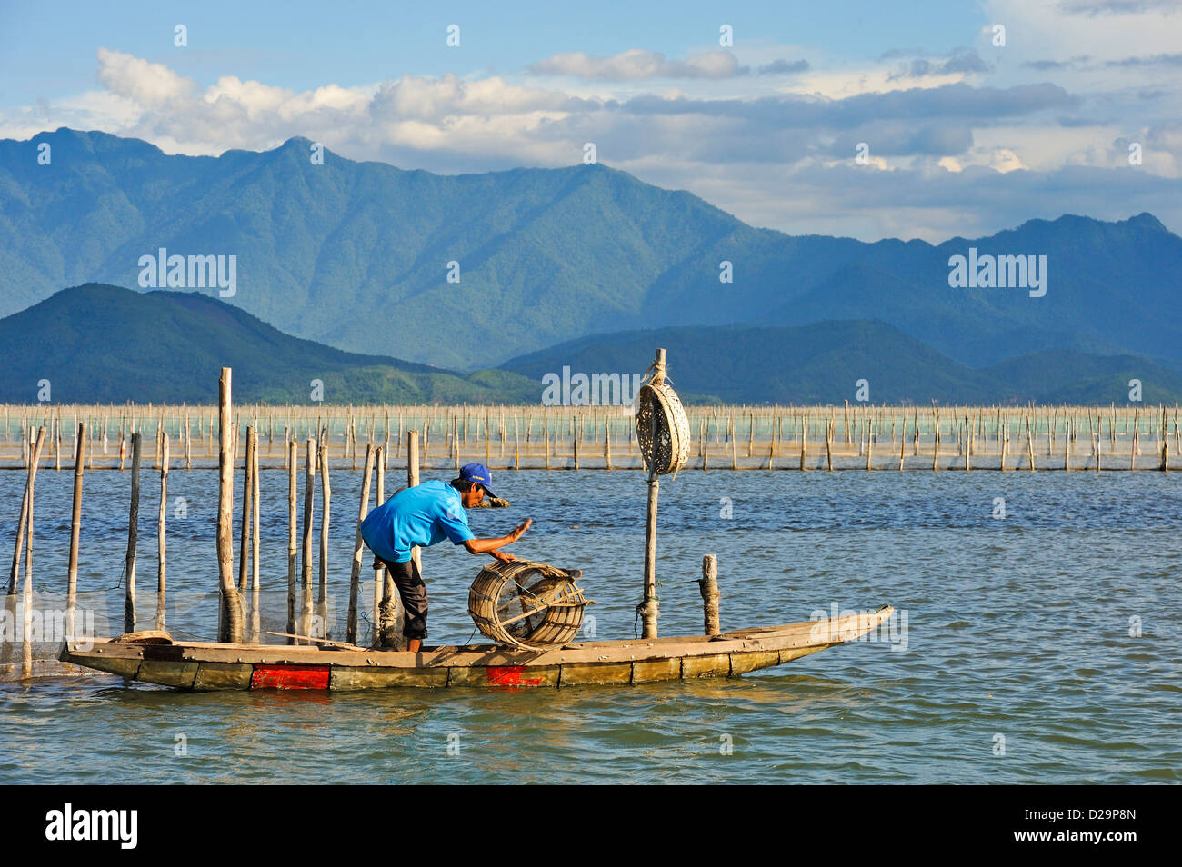 L'unità PHU Loc laguna, Vietnam - Fisherman con trappola di pesca Foto Stock