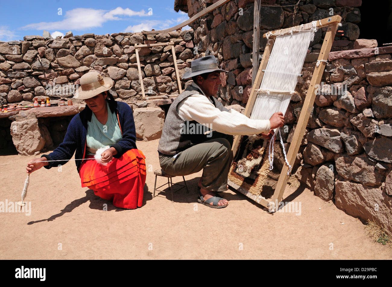 L uomo e la donna la tessitura, Perù Foto Stock