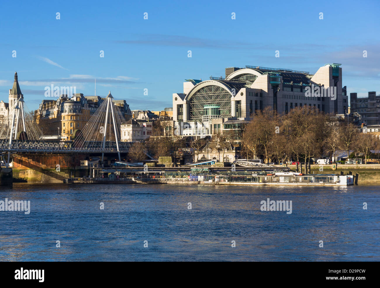 Londra vista della stazione di Charing Cross e Hungerford ponte che attraversa il fiume Thames, London, England, Regno Unito Foto Stock