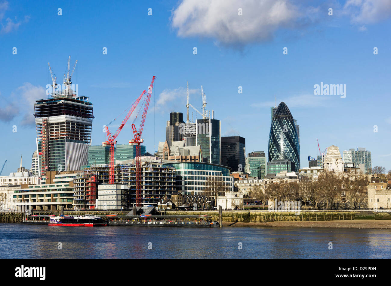 City of London - Visto da attraverso il Tamigi con nuova costruzione, London, Regno Unito Foto Stock