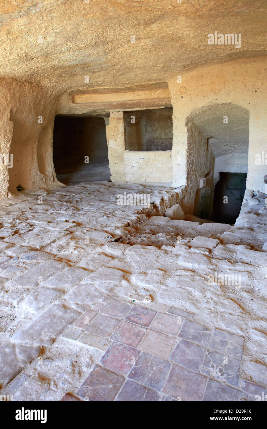 Interno di una grotta antica dimora, noto come un " Sassi " , a Matera, Italia meridionale. Un sito Patrimonio Mondiale dell'UNESCO. Foto Stock