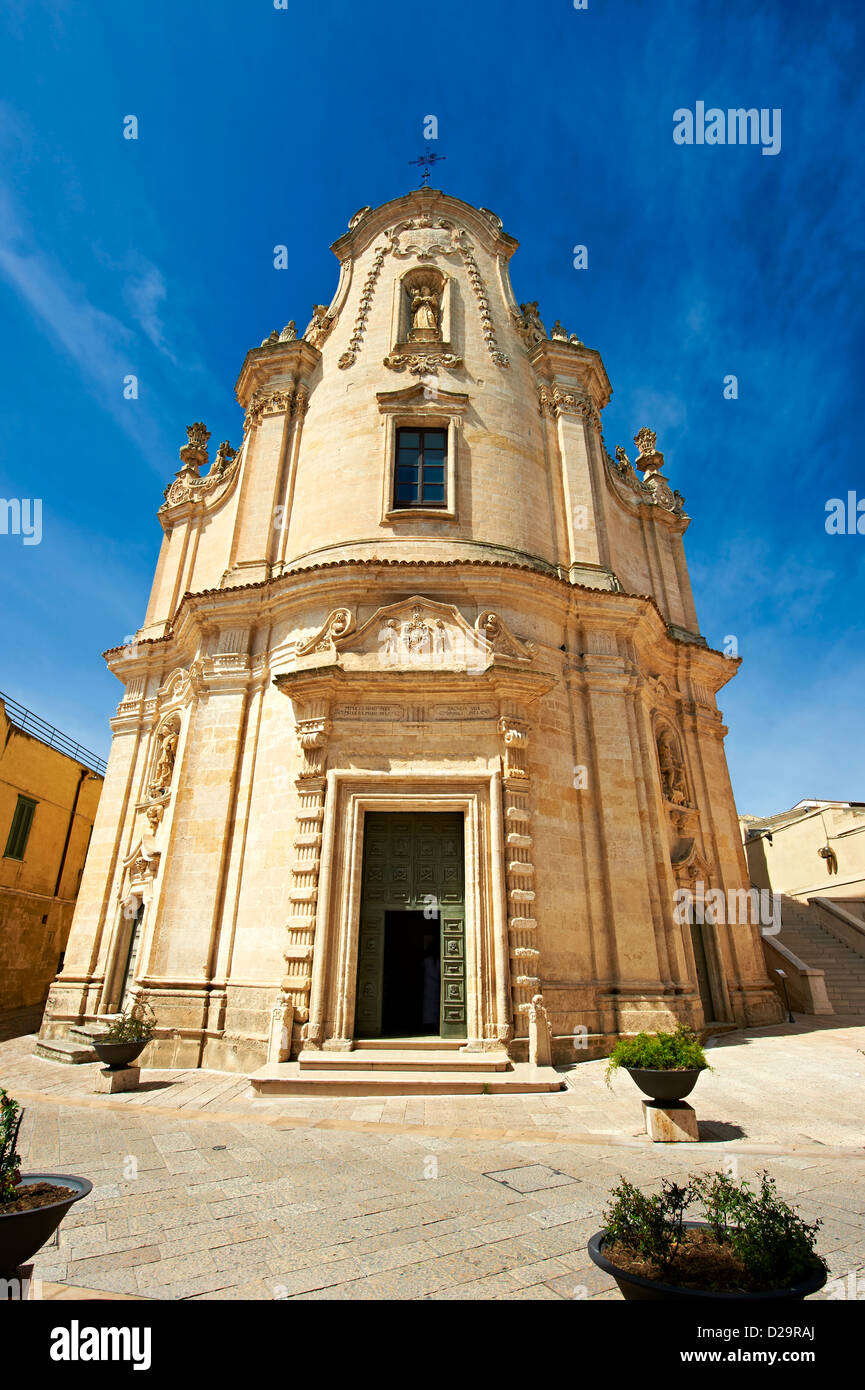 La facciata barocca, con le sue sculture di teschi, della chiesa di Pugatory , Matera, Italia Foto Stock