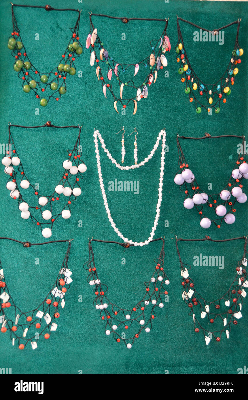African necklaces immagini e fotografie stock ad alta risoluzione - Alamy