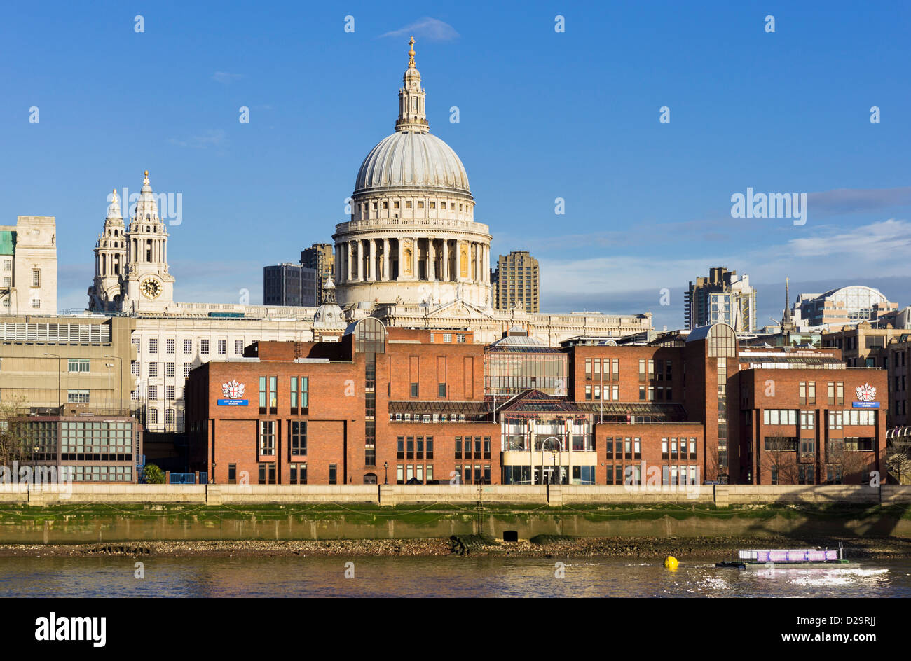 Città di Londra edificio scolastico e la Cattedrale di St Paul dietro, London, Regno Unito Foto Stock