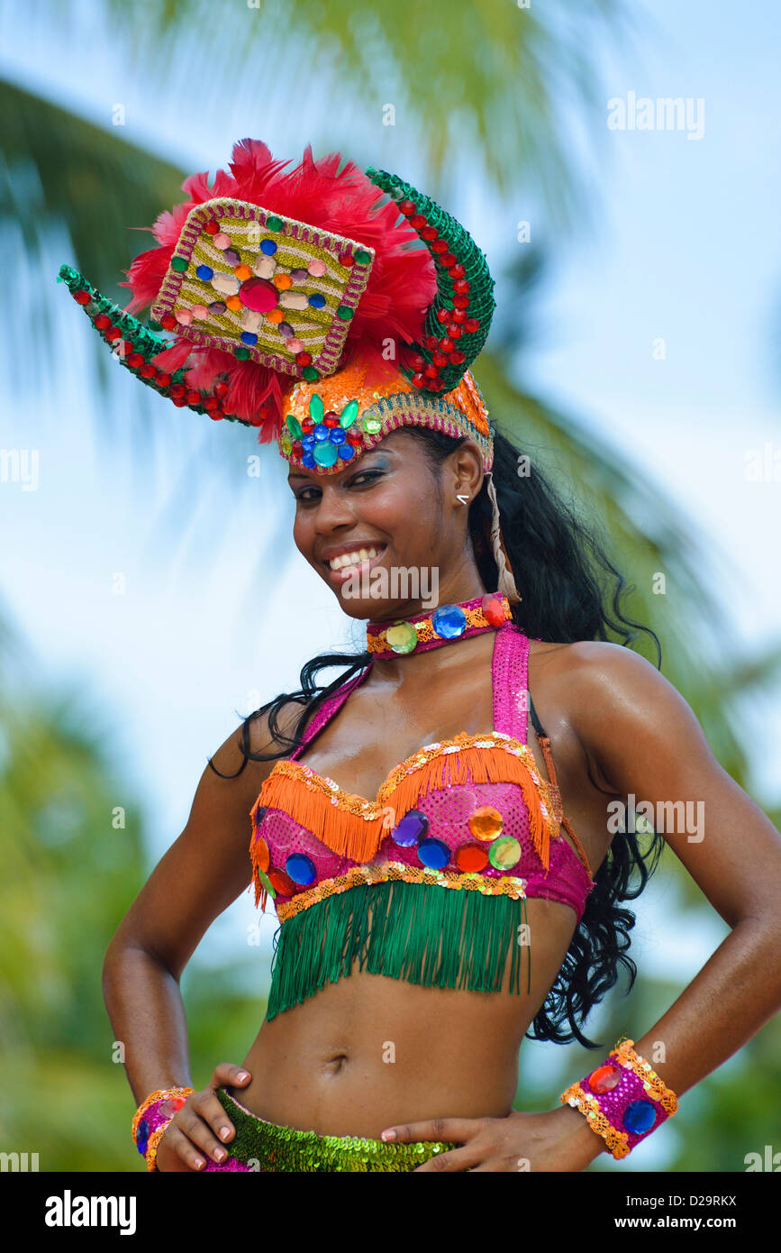 Donna ballerino in abito tradizionale nel corso di una mostra a Punta Cana, Repubblica Dominicana, dei Caraibi Foto Stock