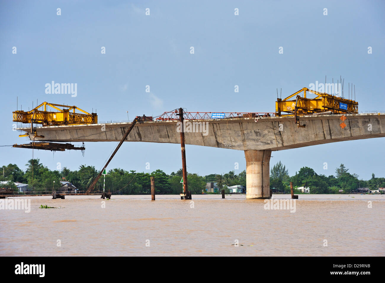 Nuovo ponte in costruzione attraverso il fiume Mekong, Cai Be, Tien Giang Provincia, Vietnam Foto Stock