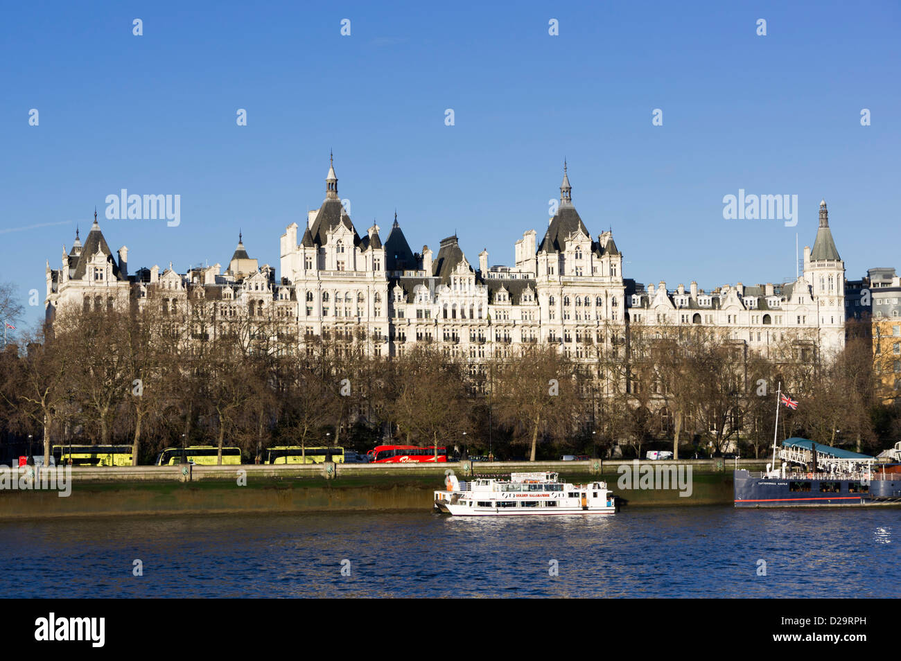 Whitehall Court edificio di cui fa parte il Royal Horseguards Hotel, fiume Thames, London, Regno Unito Foto Stock