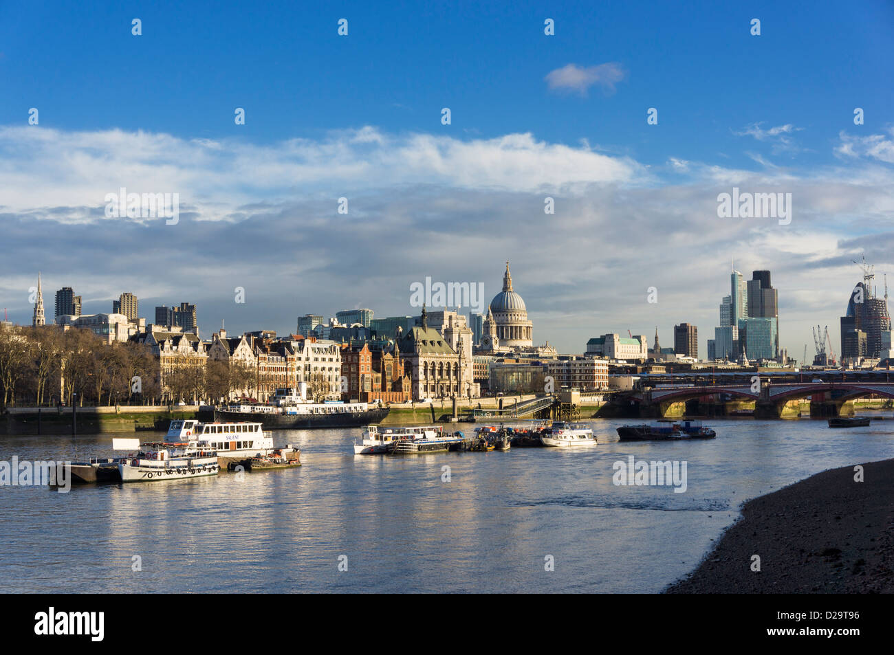 Il Tamigi e lo skyline di Londra, Inghilterra, Regno Unito - guardando verso St Pauls Cathedral da South Bank di Londra, Regno Unito Foto Stock
