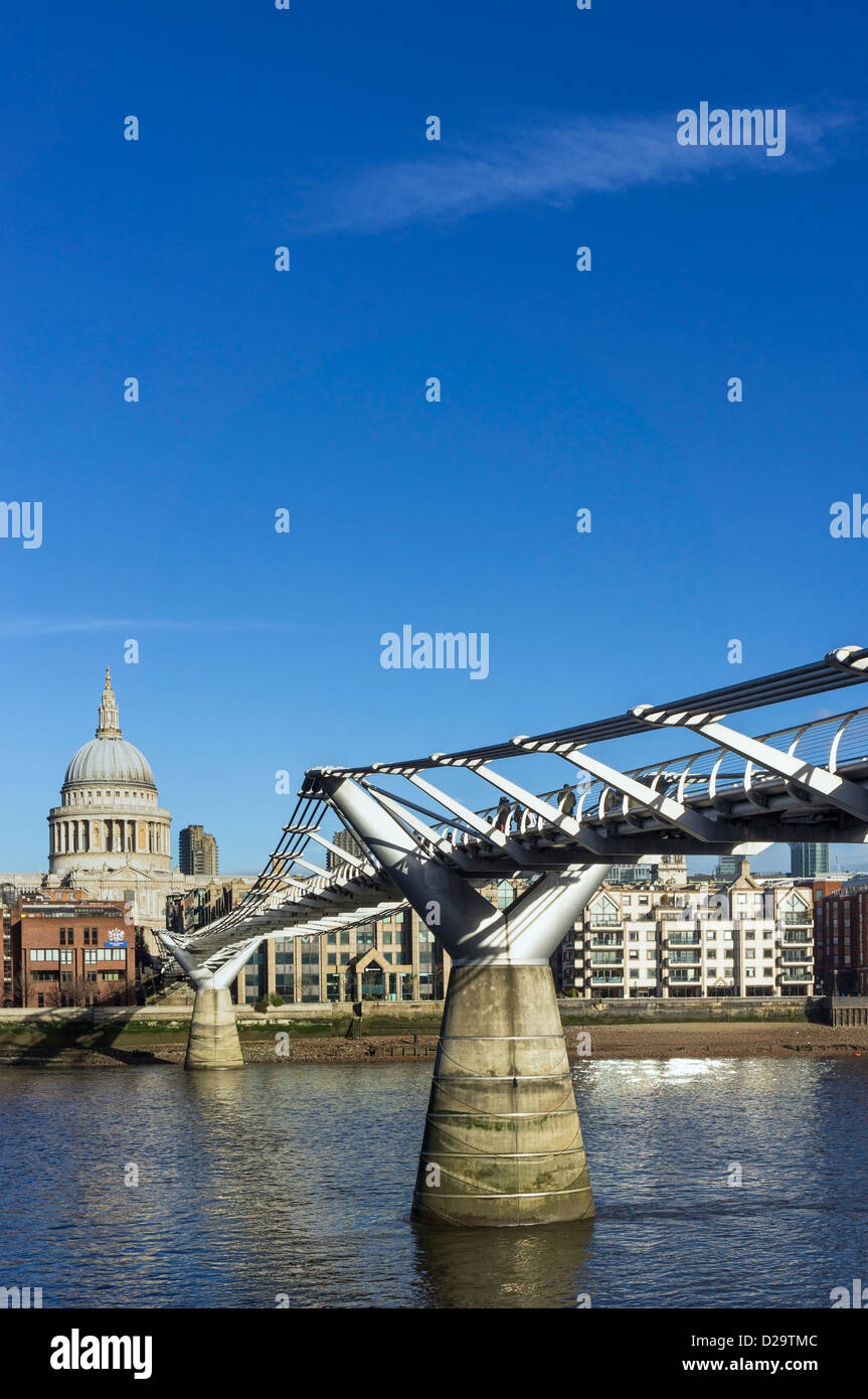 Londra, Inghilterra, Regno Unito, Millennium Bridge con Cattedrale di San Paolo Foto Stock