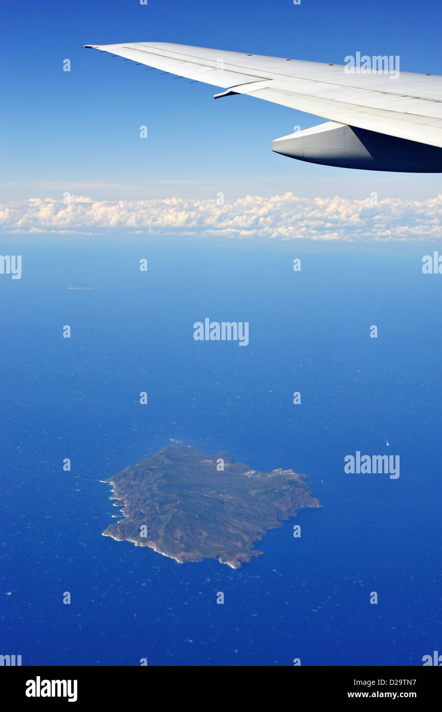 Aereo in volo su un'isola nel Mediterraneo Foto Stock