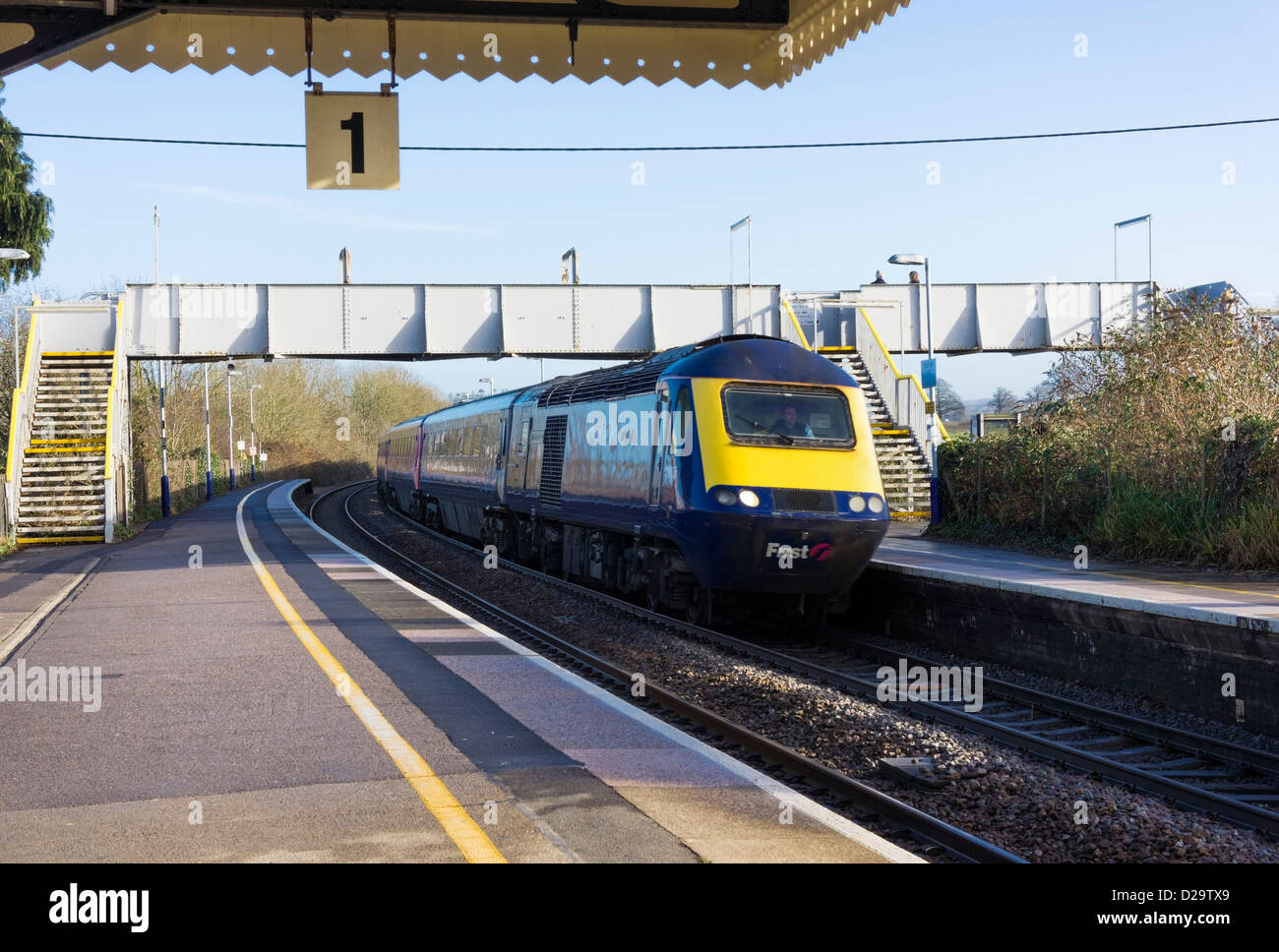 Primo grande Western treno tirando in Castle Cary stazione ferroviaria, Somerset, Regno Unito Foto Stock