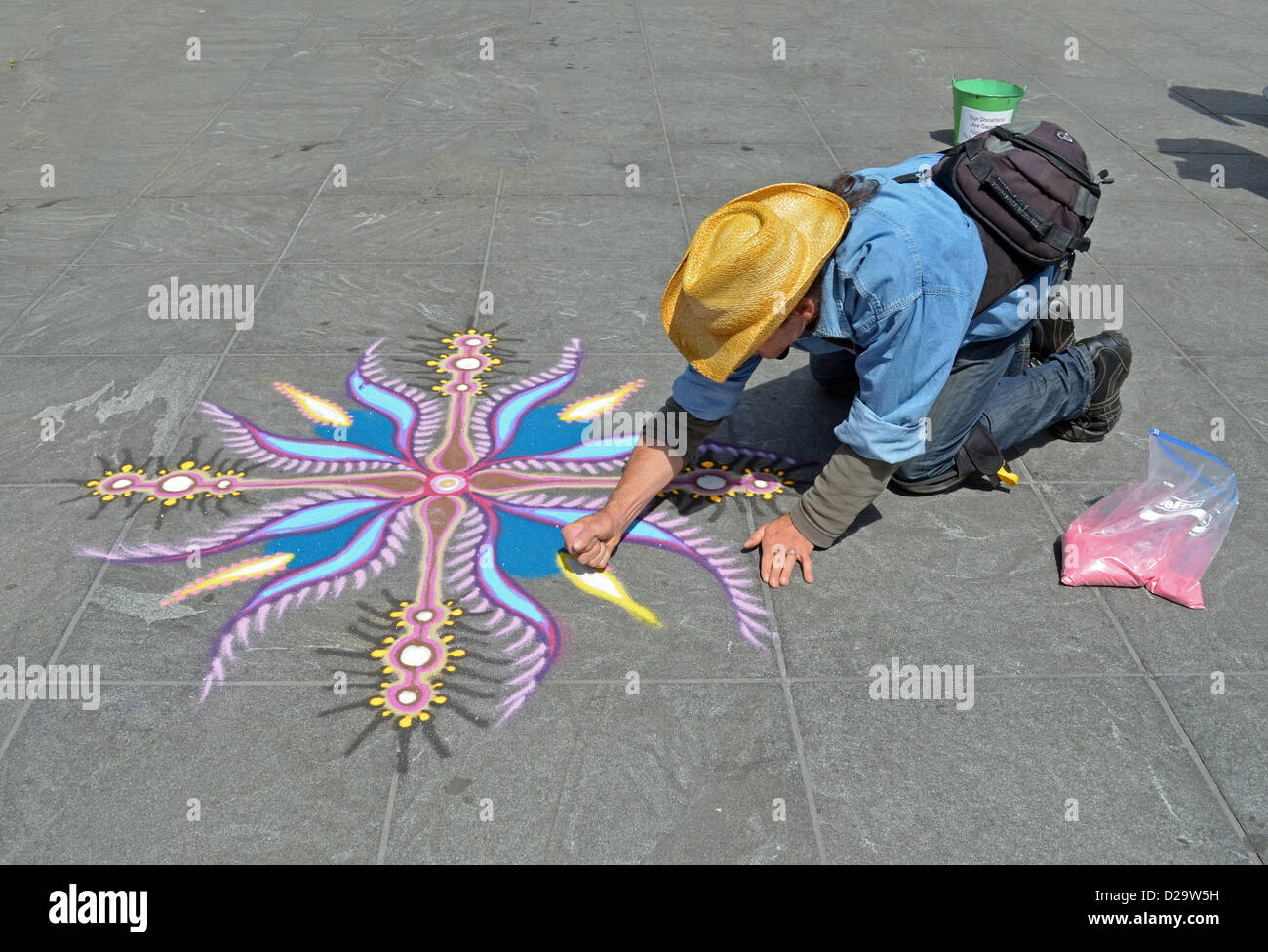 Aprile 2012 Joe Mangrum pittura con la sabbia in Washington Square Park nel Greenwich Village di New York Foto Stock