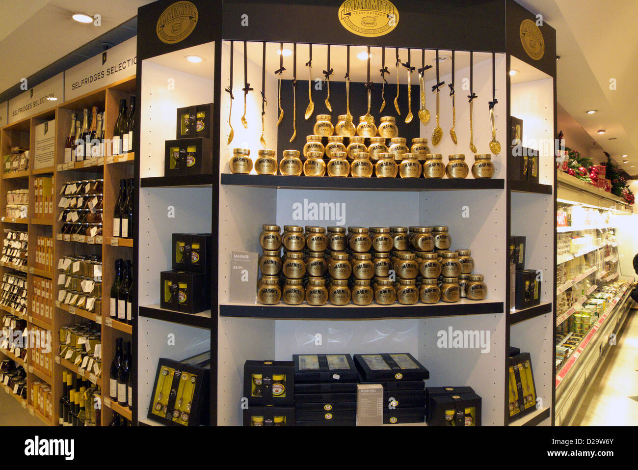 Regno Unito central London oxford street marmite vasi d'oro sul display in selfridges food hall Foto Stock