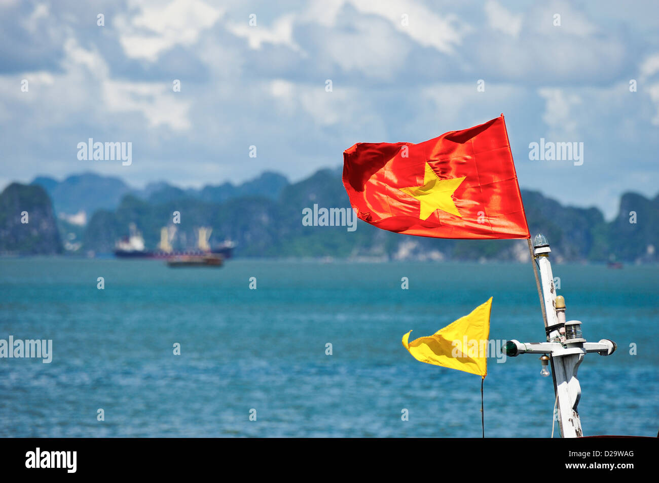 Bandiera del Vietnam, Halong Bay, Vietnam Foto Stock