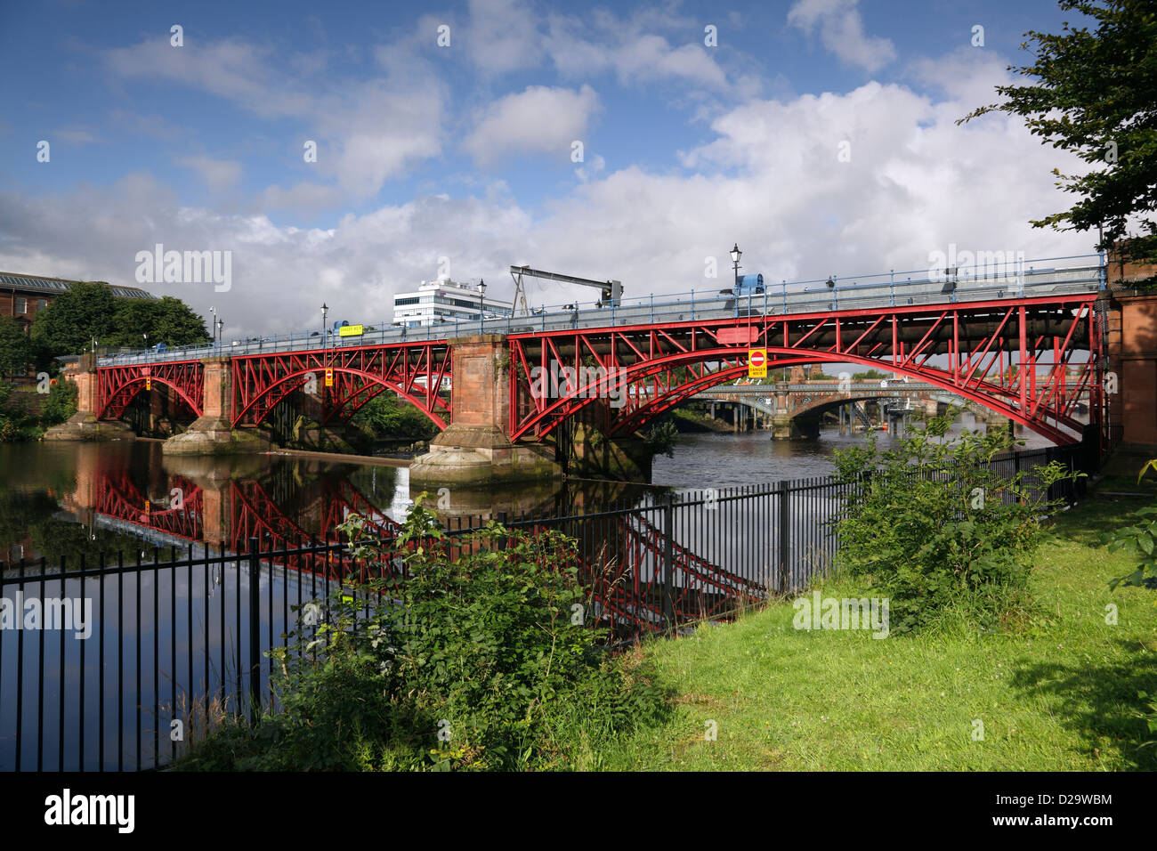 Guardando verso sud ovest lungo il fiume Clyde al tubo Ponte a stramazzo di marea a Glasgow, Scotland, Regno Unito Foto Stock