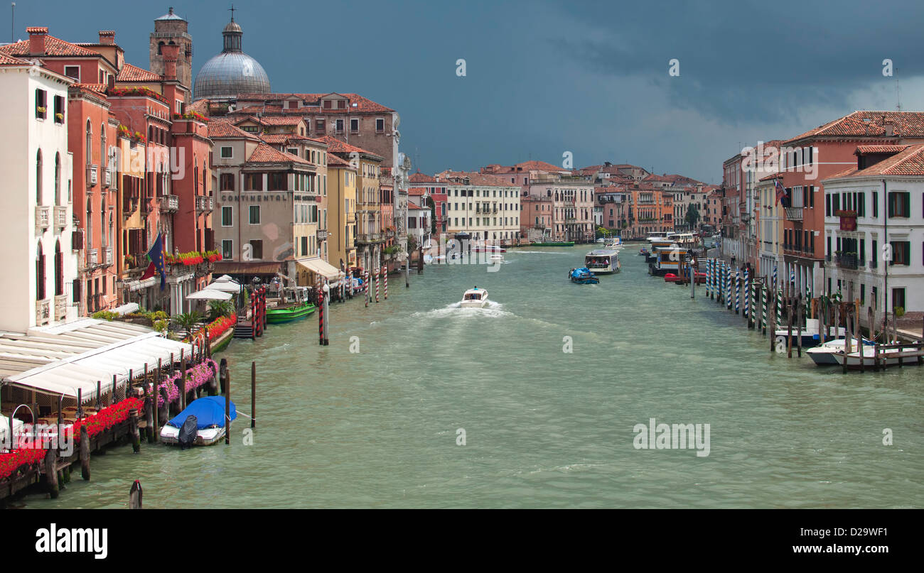 La vista del cielo tempestoso in Canal Grande di Venezia. Foto Stock