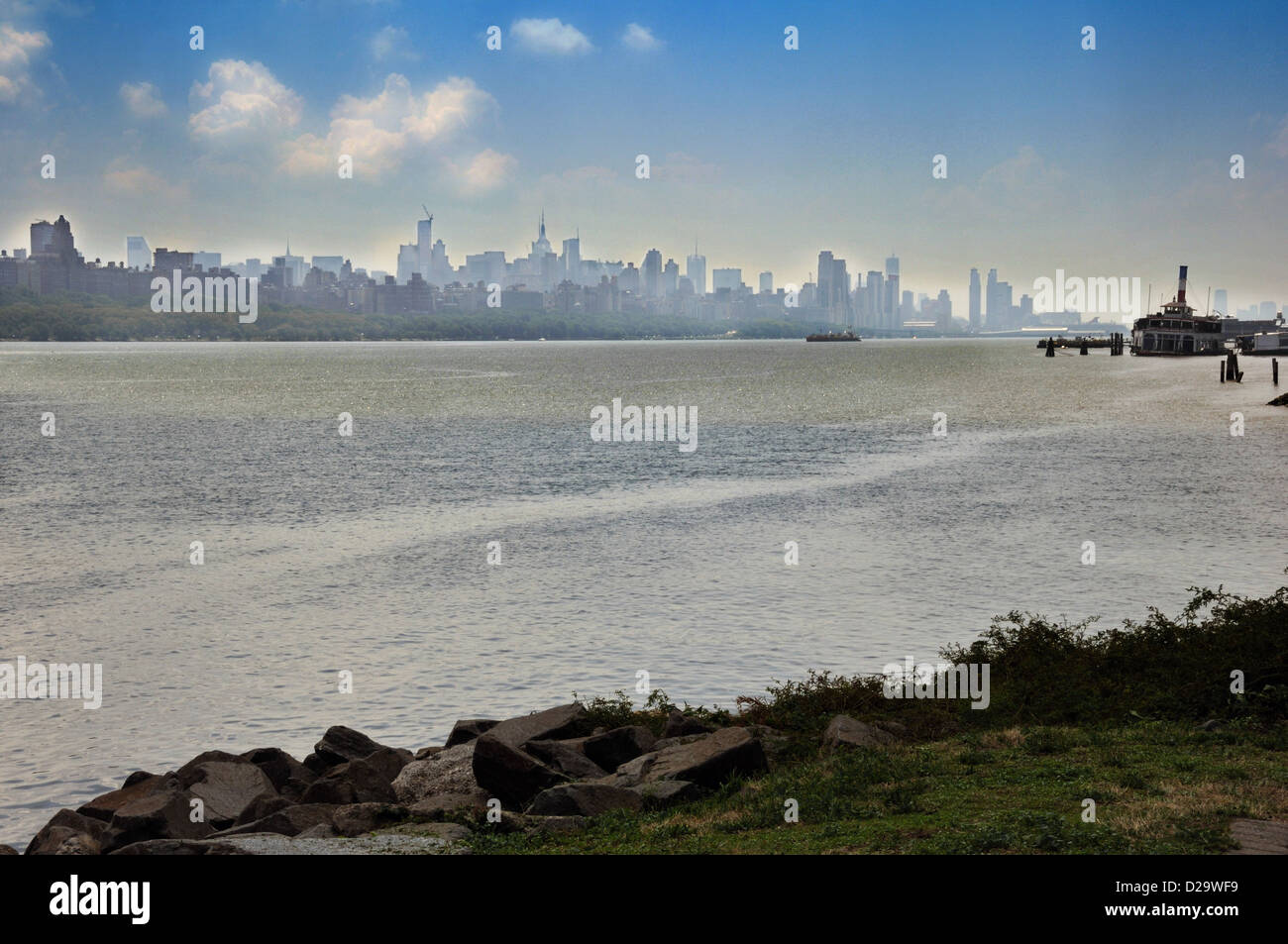 Vista di Manhattan a New York City, Stati Uniti d'America - si vede attraverso il Fiume Hudson da New Jersey Foto Stock