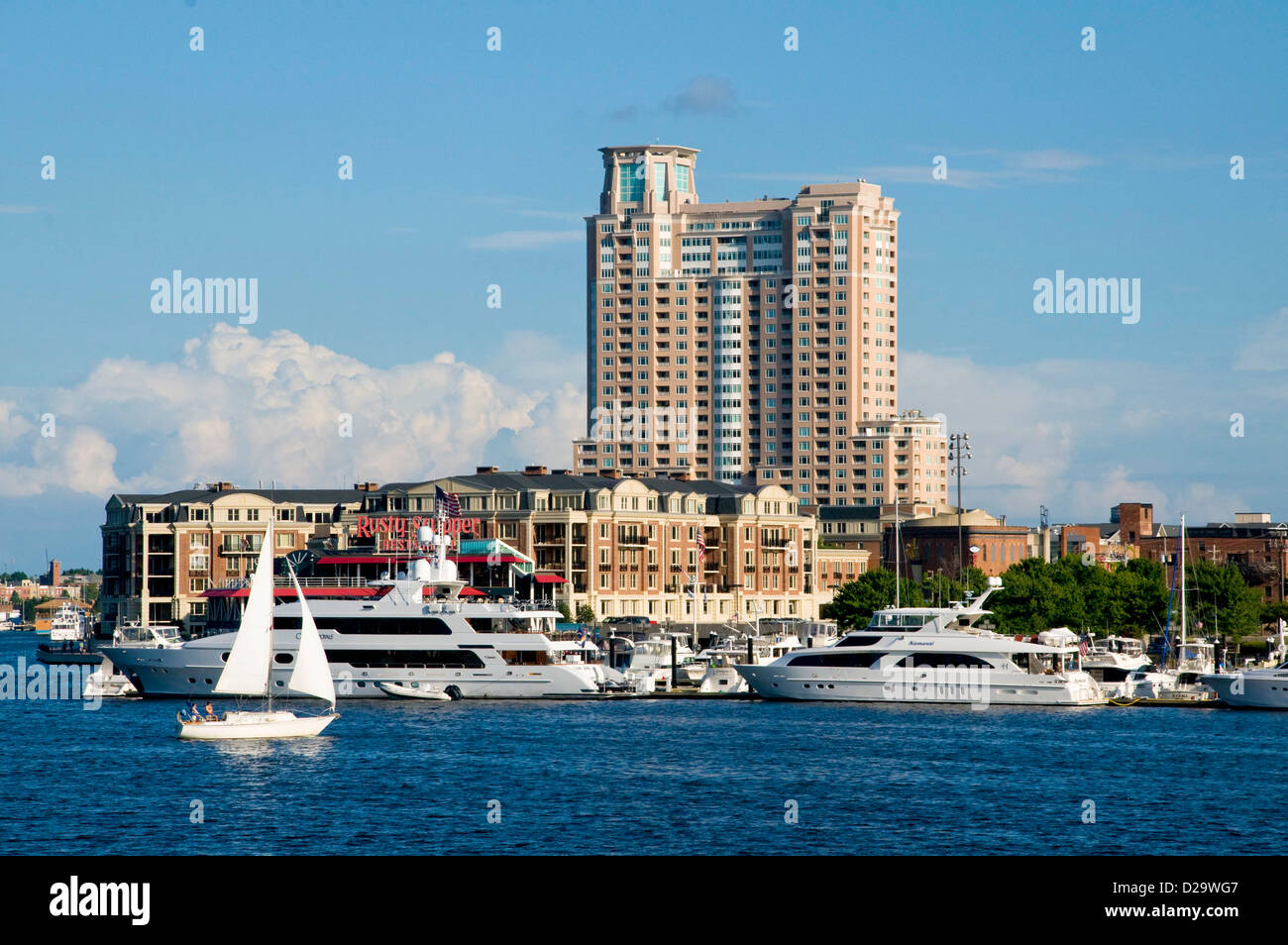 Il porto di Baltimora, edifici alti, Maryland. Barche a vela Foto Stock