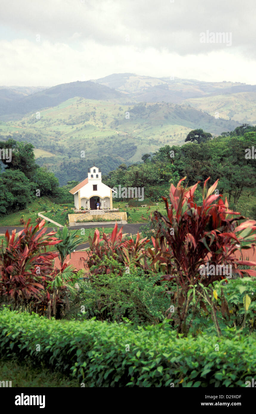 Costa Rica: un paese Chiesa in una regione collinare Foto Stock