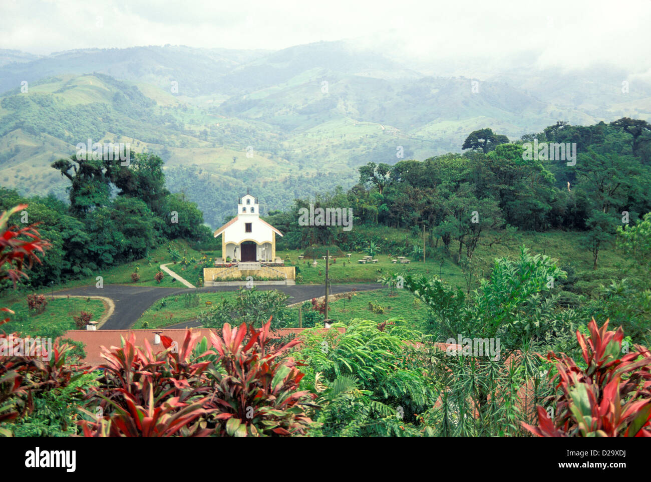 Costa Rica: un paese Chiesa in una regione collinare Foto Stock