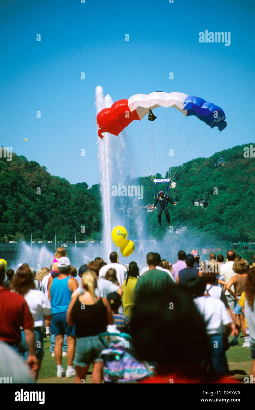 In Pennsylvania, Pittsburgh. Guardare la folla Parachutist sbarco. Foto Stock