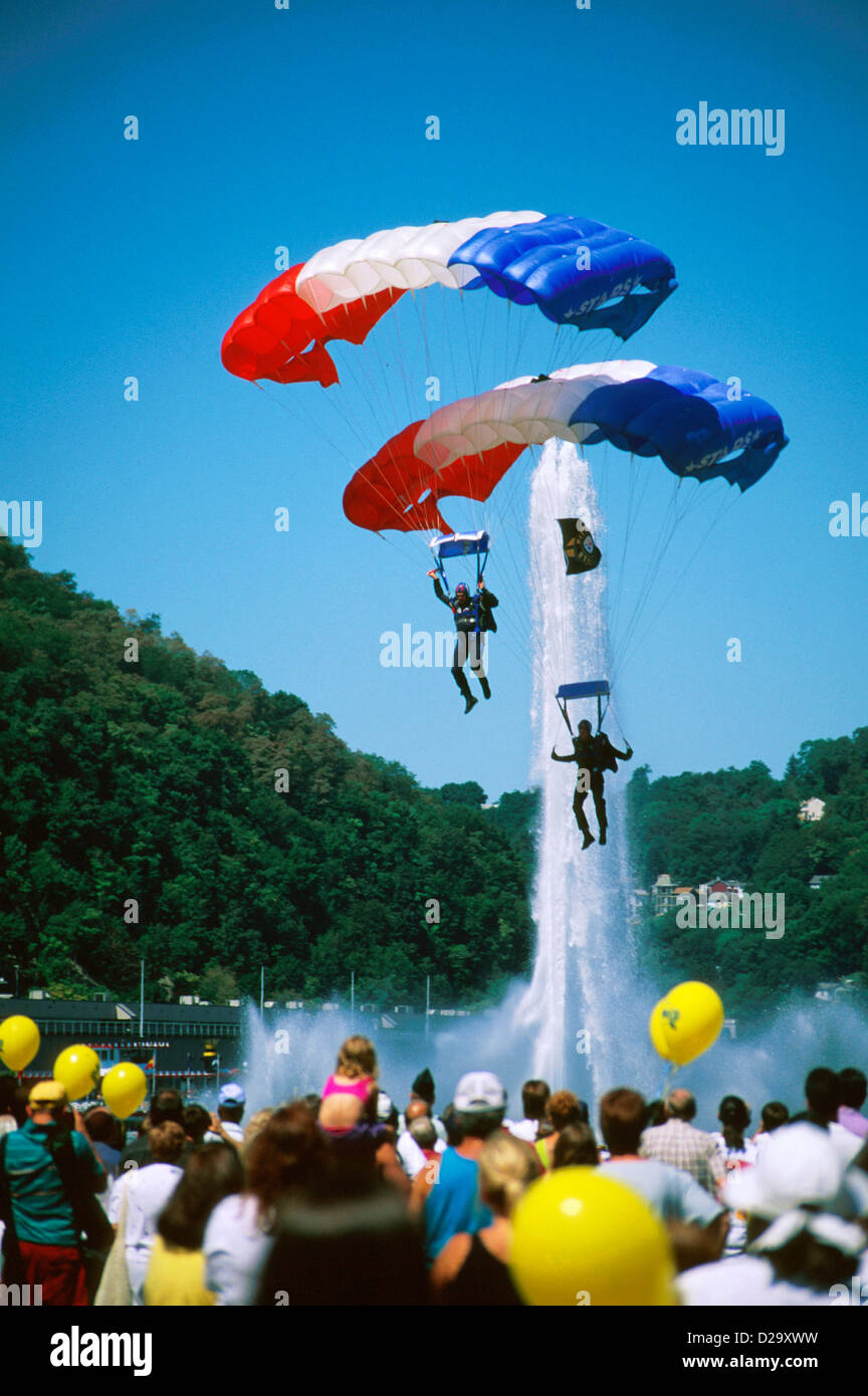 In Pennsylvania, Pittsburgh. Guardare la folla paracadutisti di atterraggio. Foto Stock
