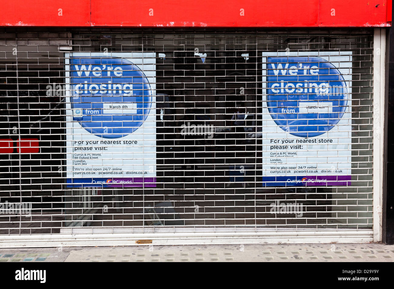 Currys PC World shop con griglia metallica persiane e "siamo chiusura dell' avviso nella finestra . Foto Stock