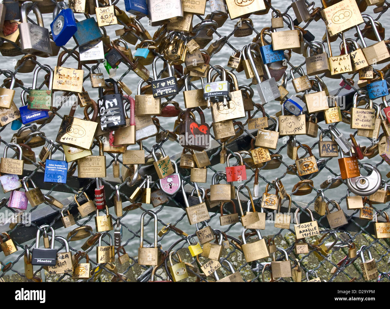 Amore serrature (desiderio serrature) sinistra e firmato da coppie di Pont des Arts Parigi Francia Europa Foto Stock