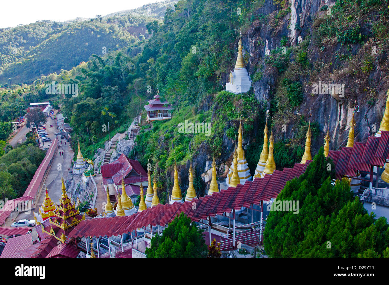 Pagode sulla collina, Pindaya, MYANMAR Birmania Foto Stock