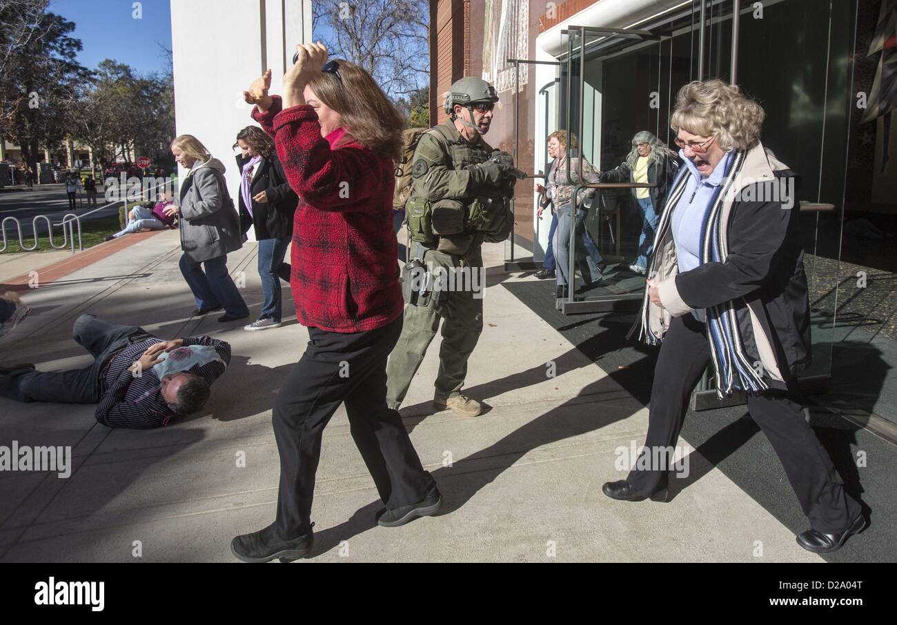 Gen 17, 2013 - Los Angeles, California (CA, Stati Uniti d'America - Los Angeles County Sheriff's SWAT membri evacuare le persone nel corso di un esercizio di formazione con il Los Angeles County Fire Department e Claremont dipartimento di polizia, in preparazione per una scuola di scatto a Scripps College in Claremont, California dal 17 gennaio 2013. (Credito Immagine: © Ringo Chiu/ZUMAPRESS.com) Foto Stock