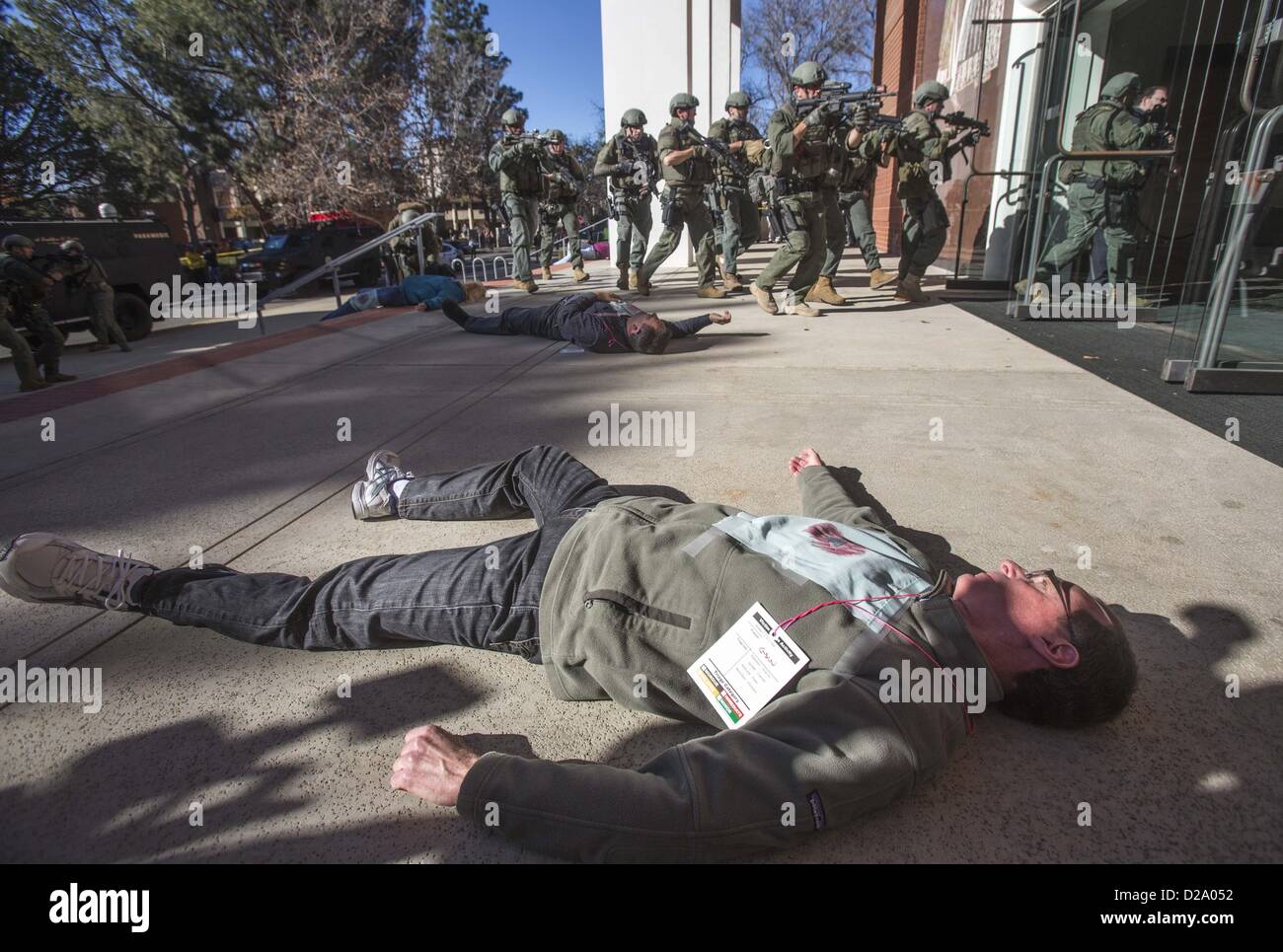 Gen 17, 2013 - Los Angeles, California (CA, Stati Uniti d'America - Simulazione di vittime giacciono sul pavimento come Los Angeles County Sheriff's SWAT membri approccio durante un esercizio di formazione con il Los Angeles County Fire Department e Claremont dipartimento di polizia, in preparazione per una scuola di scatto a Scripps College in Claremont, California dal 17 gennaio 2013. (Credito Immagine: © Ringo Chiu/ZUMAPRESS.com) Foto Stock