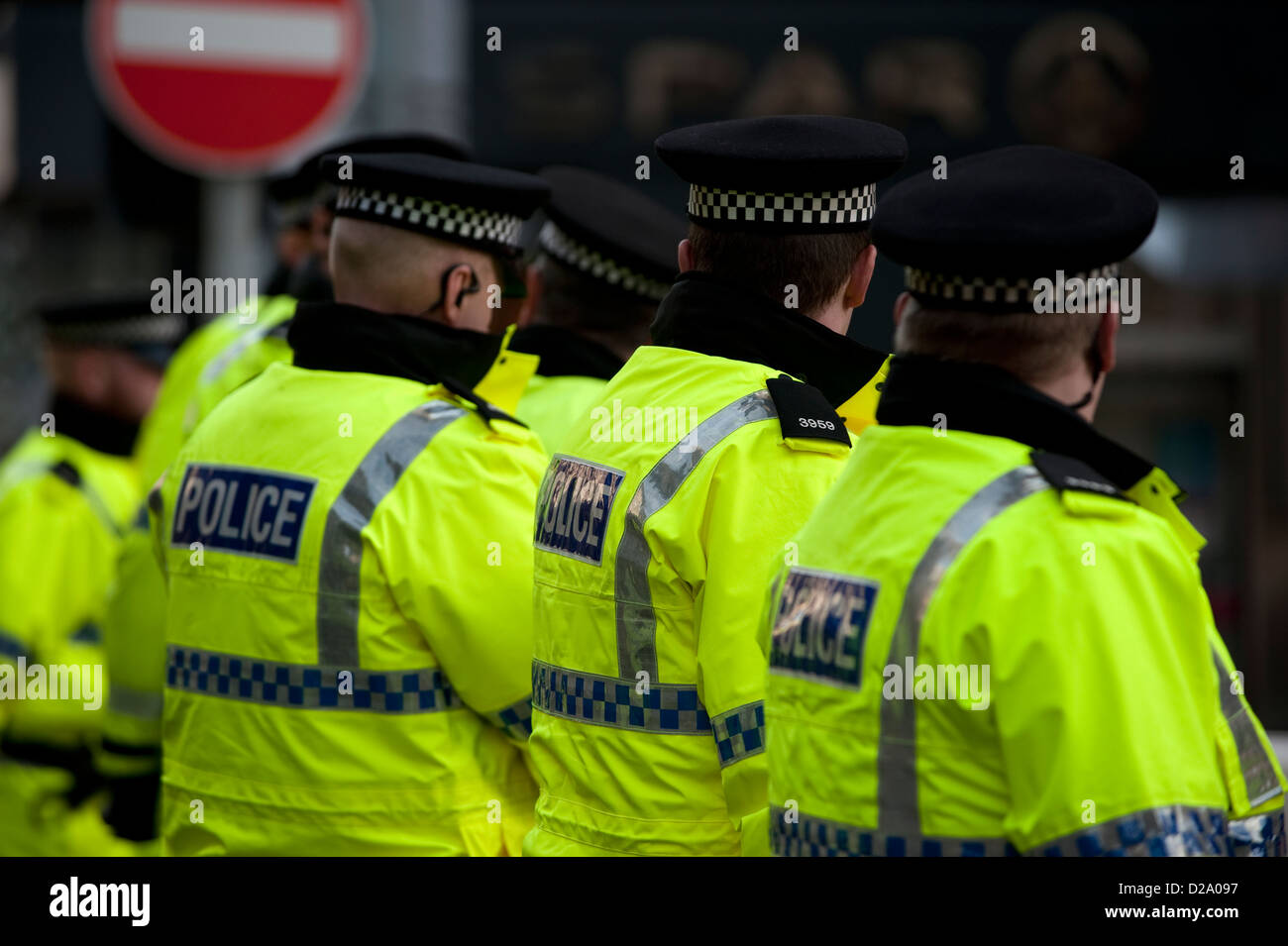 Fila di funzionari di polizia in ordine pubblico caso UK Foto Stock