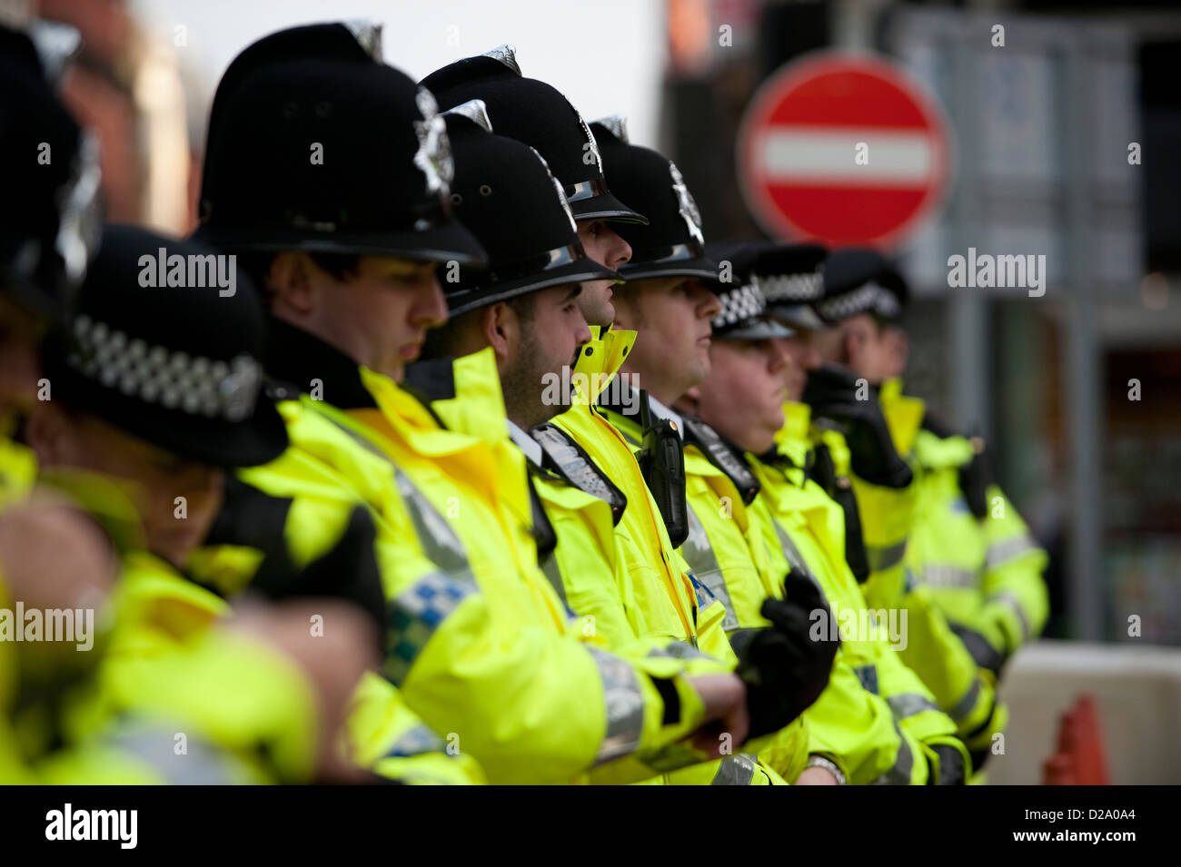 Fila di funzionari di polizia in ordine pubblico caso UK Foto Stock