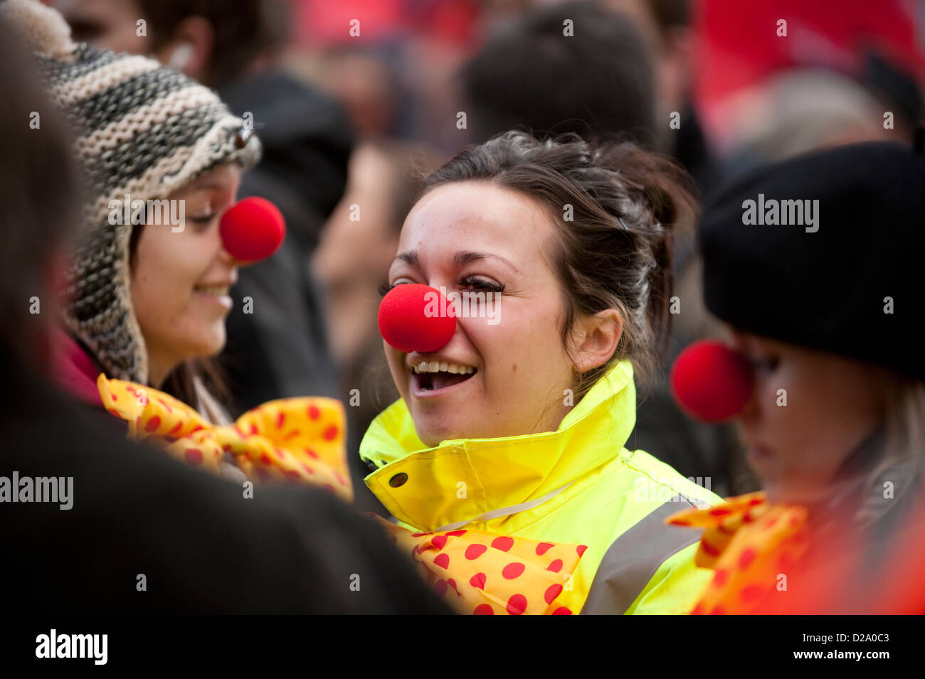 Ragazze con Red clown naso Foto Stock