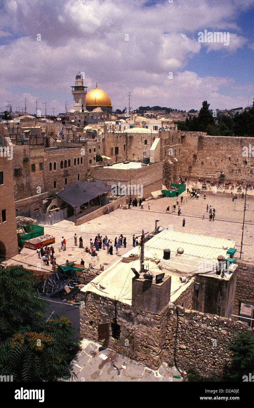 Israele. Gerusalemme. All'interno del Muro del Pianto. (Cupola della roccia in background). Foto Stock