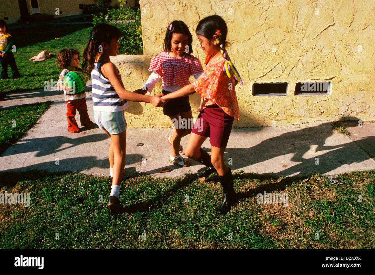 California, Los Angeles. I bambini giocando ad anello attorno al Rosie Foto Stock