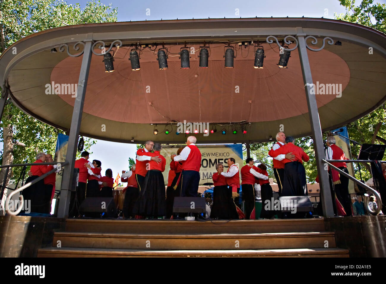 I membri del La Sociedad Colonial Espanola de Santa Fe eseguire sulla Plaza Stage durante il Mercato spagnolo Foto Stock