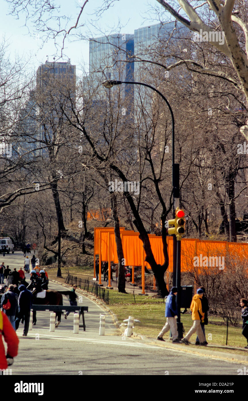 New York. La città di New York. Central Park. I cancelli - Christo. Carreggiata con la polizia montata e segnale di traffico. Foto Stock