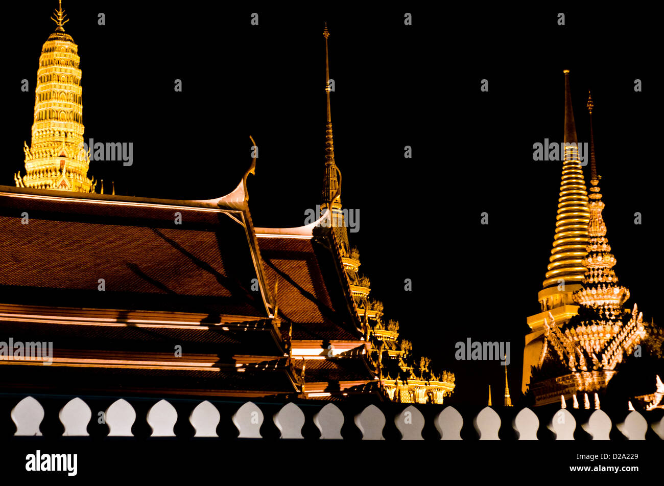 Il Grand Palace di Bangkok di notte Foto Stock