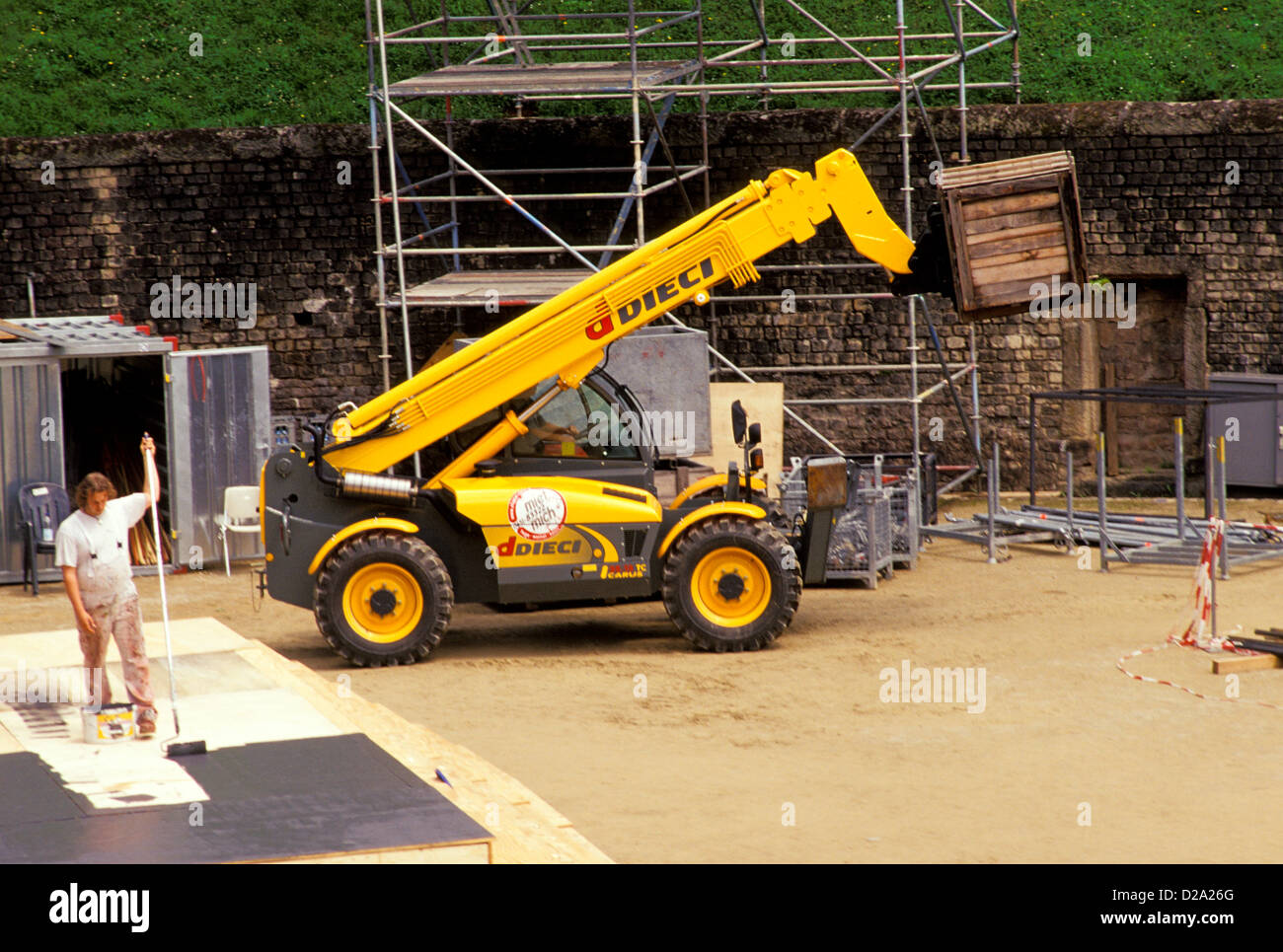Germania. Trier. Anfiteatro. Roman. 100 DC. Uomo fase di verniciatura per l'Opera. Uomo con la forcella di sollevamento. Foto Stock