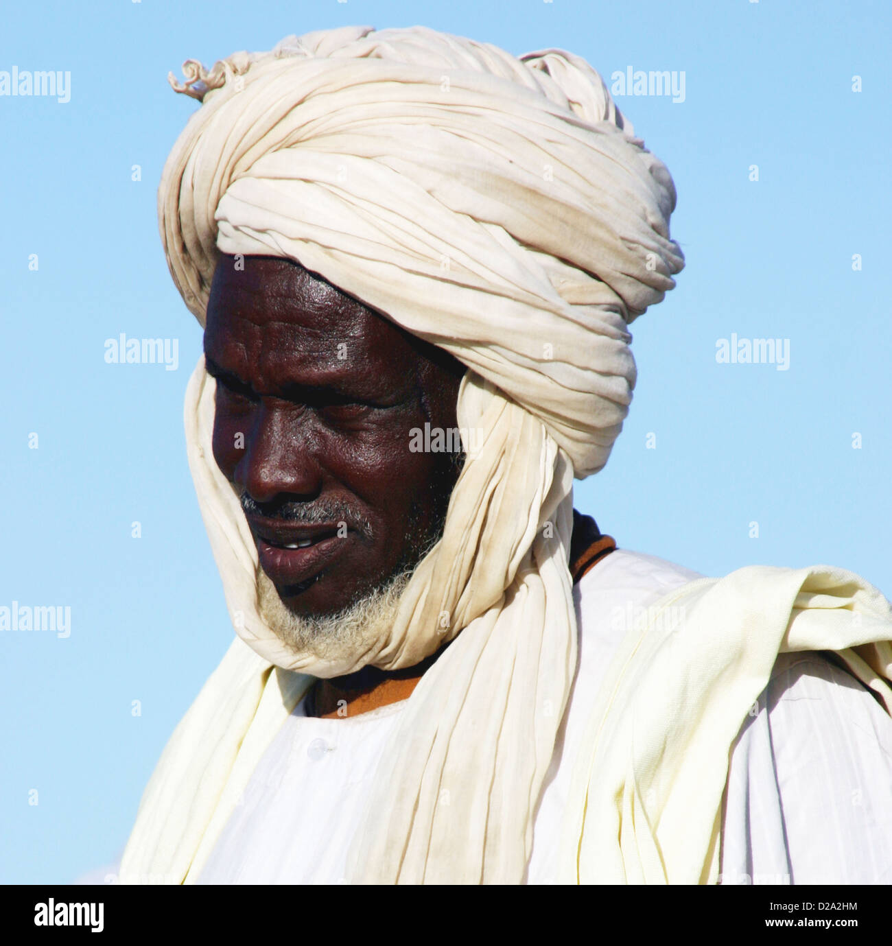 Uomo Arabo Indossando Un Turbante Bianco Foto Stock Alamy