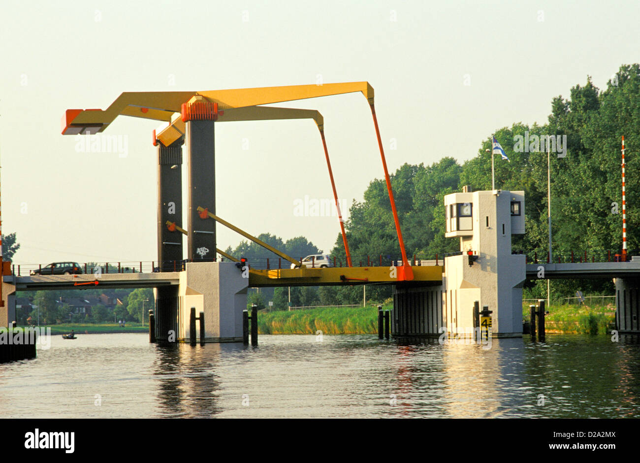 Paesi Bassi. Nelle vicinanze di Amsterdam. Ponte con vetture su strada. Canal. Foto Stock